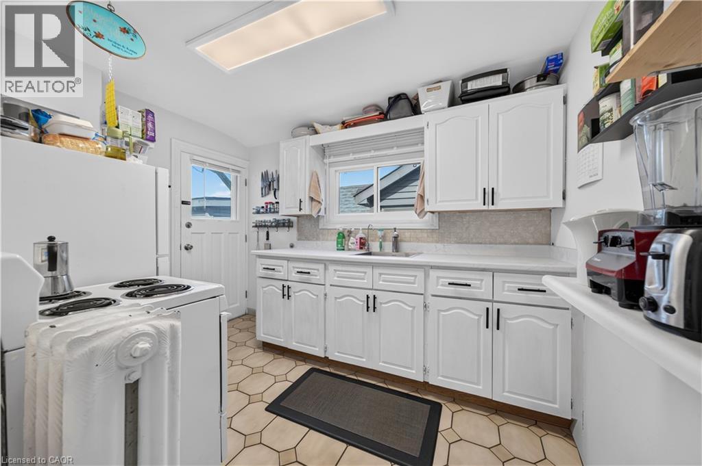 148 Markland Street, Hamilton, ON - Indoor Photo Showing Kitchen