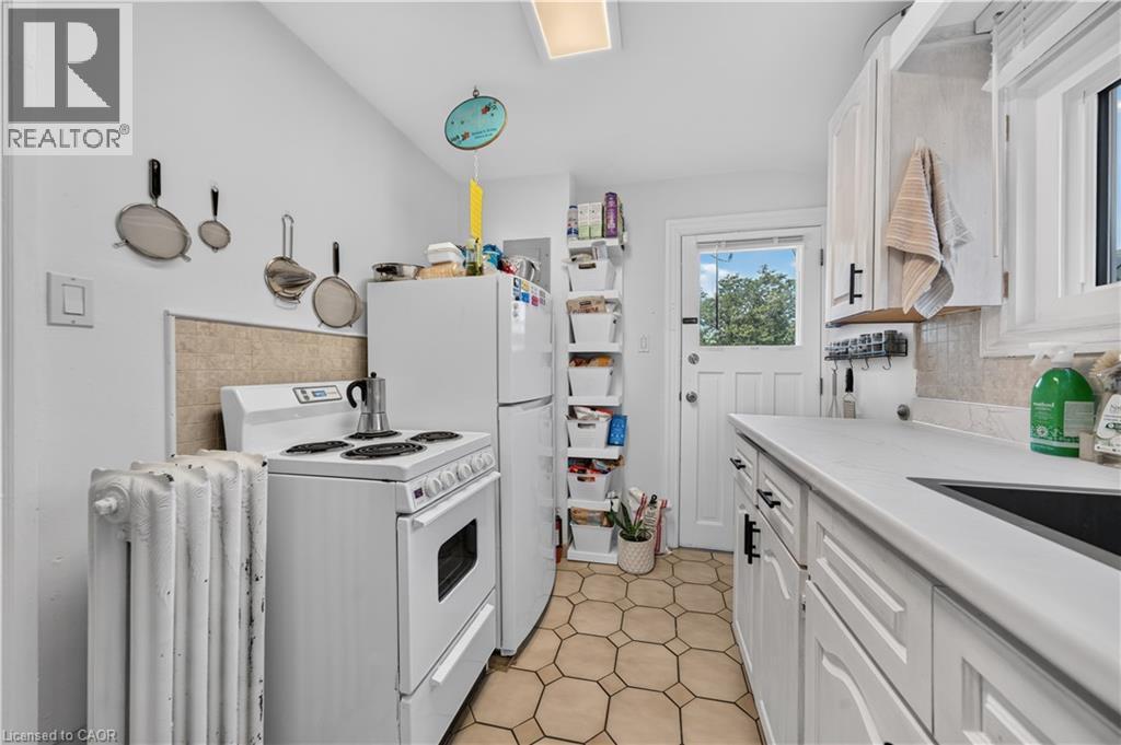 148 Markland Street, Hamilton, ON - Indoor Photo Showing Kitchen