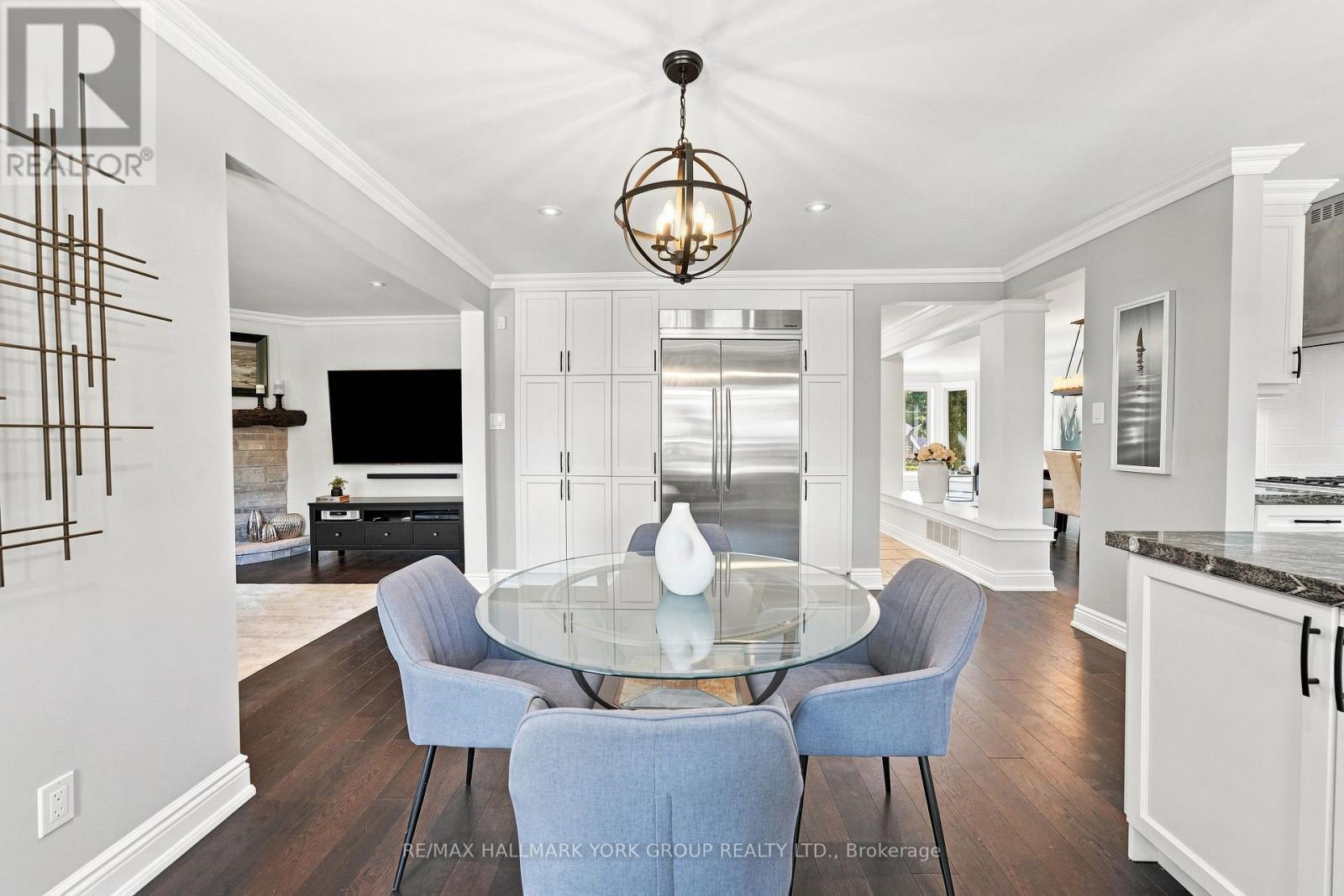 111 Whispering Pine Trail, Aurora, ON - Indoor Photo Showing Dining Room