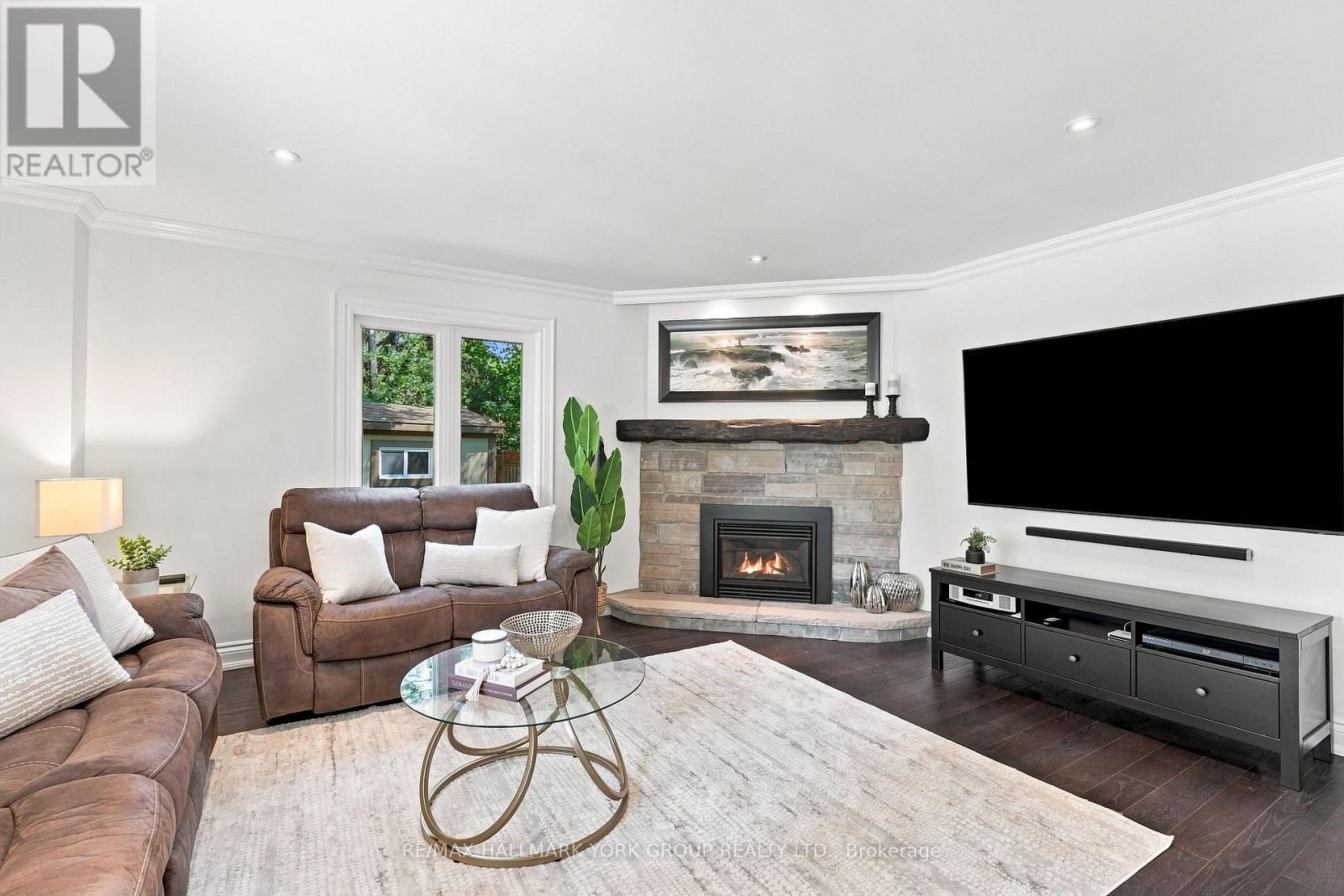 111 Whispering Pine Trail, Aurora, ON - Indoor Photo Showing Living Room With Fireplace