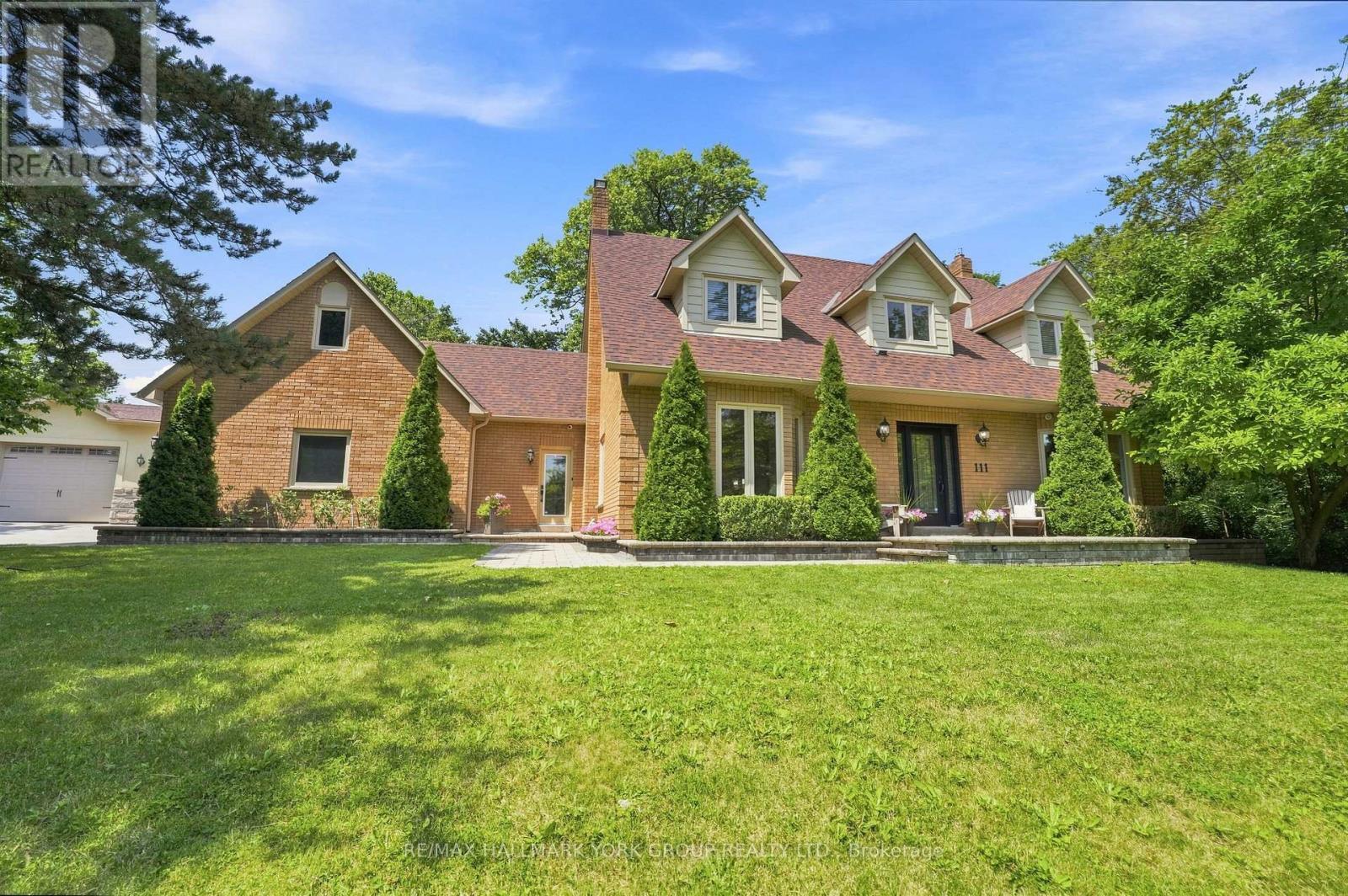 111 Whispering Pine Trail, Aurora, ON - Outdoor