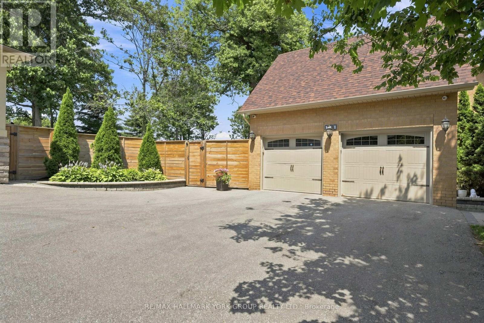 Built in Garage - 111 Whispering Pine Trail, Aurora, ON - Outdoor