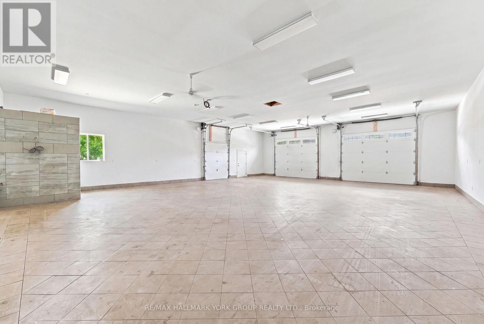 heated separate shop w/ 200amp service - 111 Whispering Pine Trail, Aurora, ON - Indoor