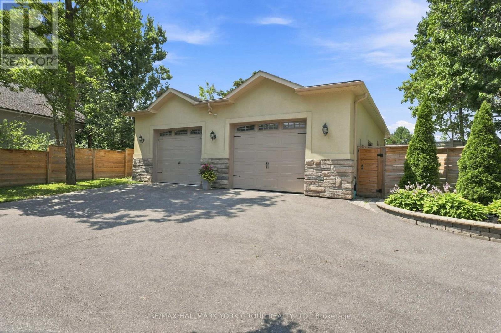 1950 Square ft detached heated, 200 amp structure - 111 Whispering Pine Trail, Aurora, ON - Outdoor