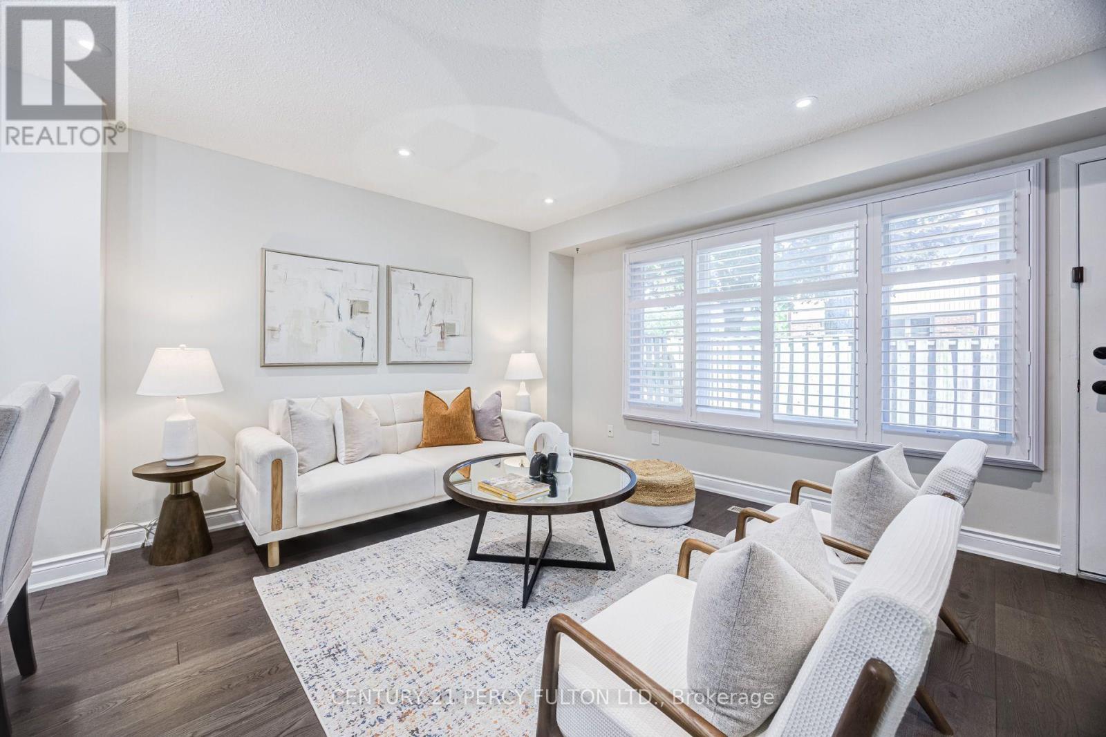 87 Crab Apple Way, Toronto, ON - Indoor Photo Showing Living Room