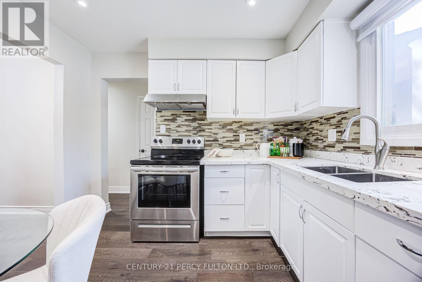 87 Crab Apple Way, Toronto, ON - Indoor Photo Showing Kitchen With Double Sink With Upgraded Kitchen