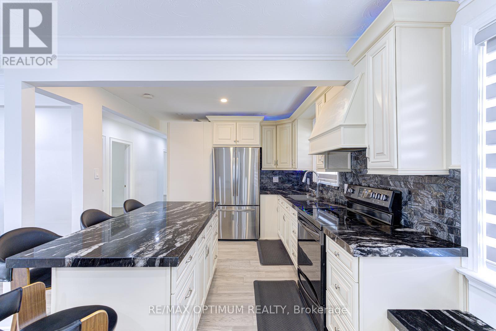 1747 Coram Crescent, Mississauga, ON - Indoor Photo Showing Kitchen