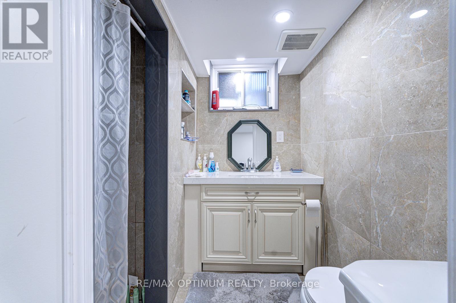1747 Coram Crescent, Mississauga, ON - Indoor Photo Showing Bathroom