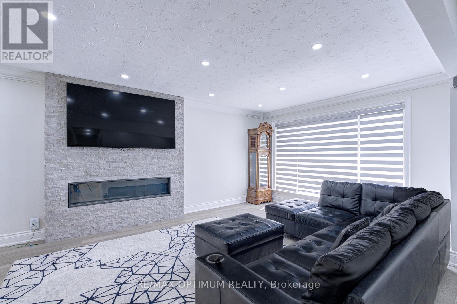 1747 Coram Crescent, Mississauga, ON - Indoor Photo Showing Living Room With Fireplace