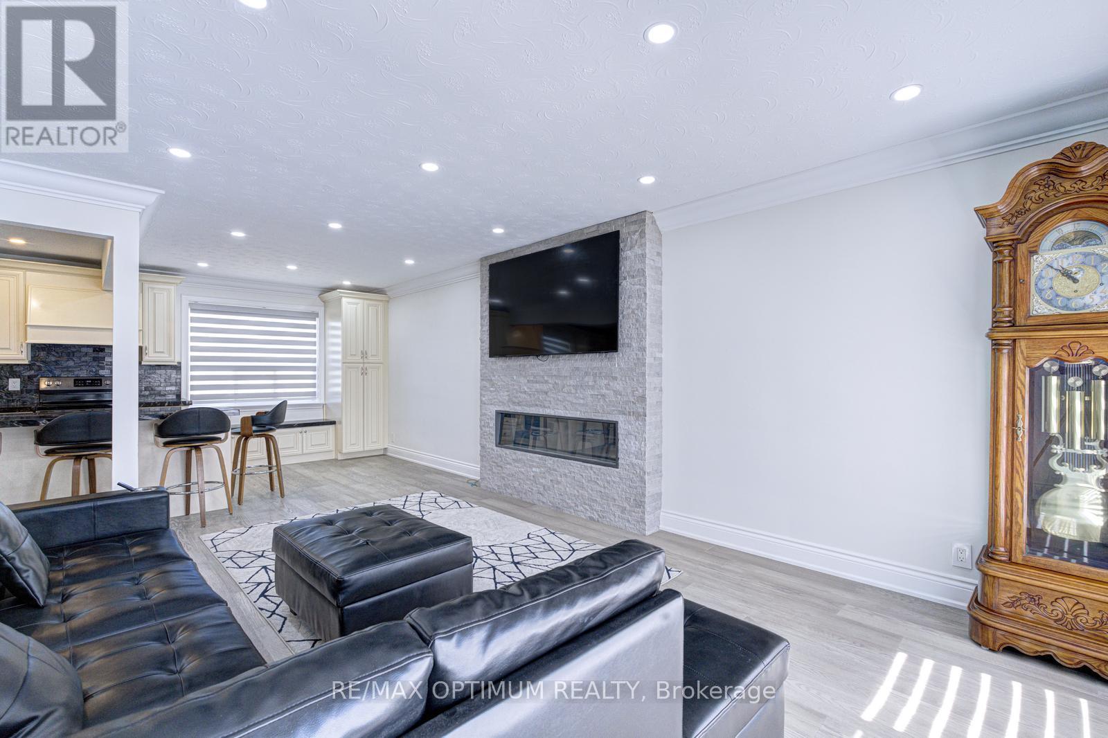 1747 Coram Crescent, Mississauga, ON - Indoor Photo Showing Living Room With Fireplace