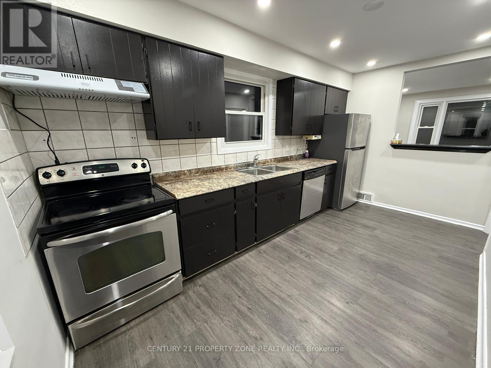 6300 Corwin Crescent, Niagara Falls, ON - Indoor Photo Showing Kitchen With Double Sink