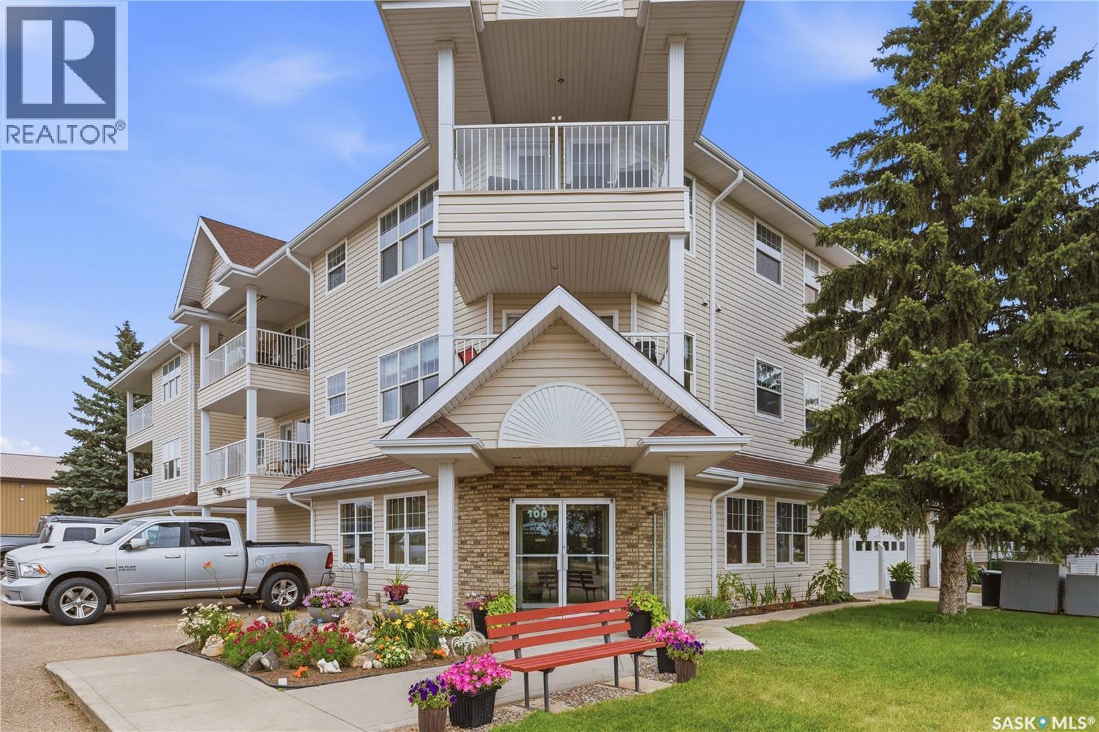 205 100 5Th Avenue, Regina Beach, SK - Outdoor With Balcony With Facade