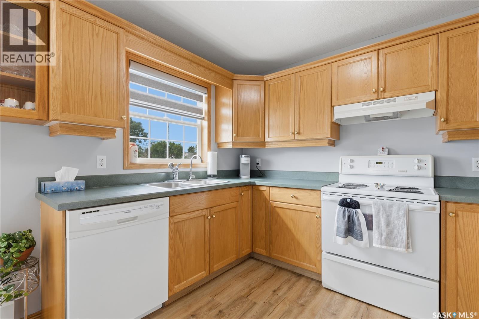 205 100 5Th Avenue, Regina Beach, SK - Indoor Photo Showing Kitchen With Double Sink