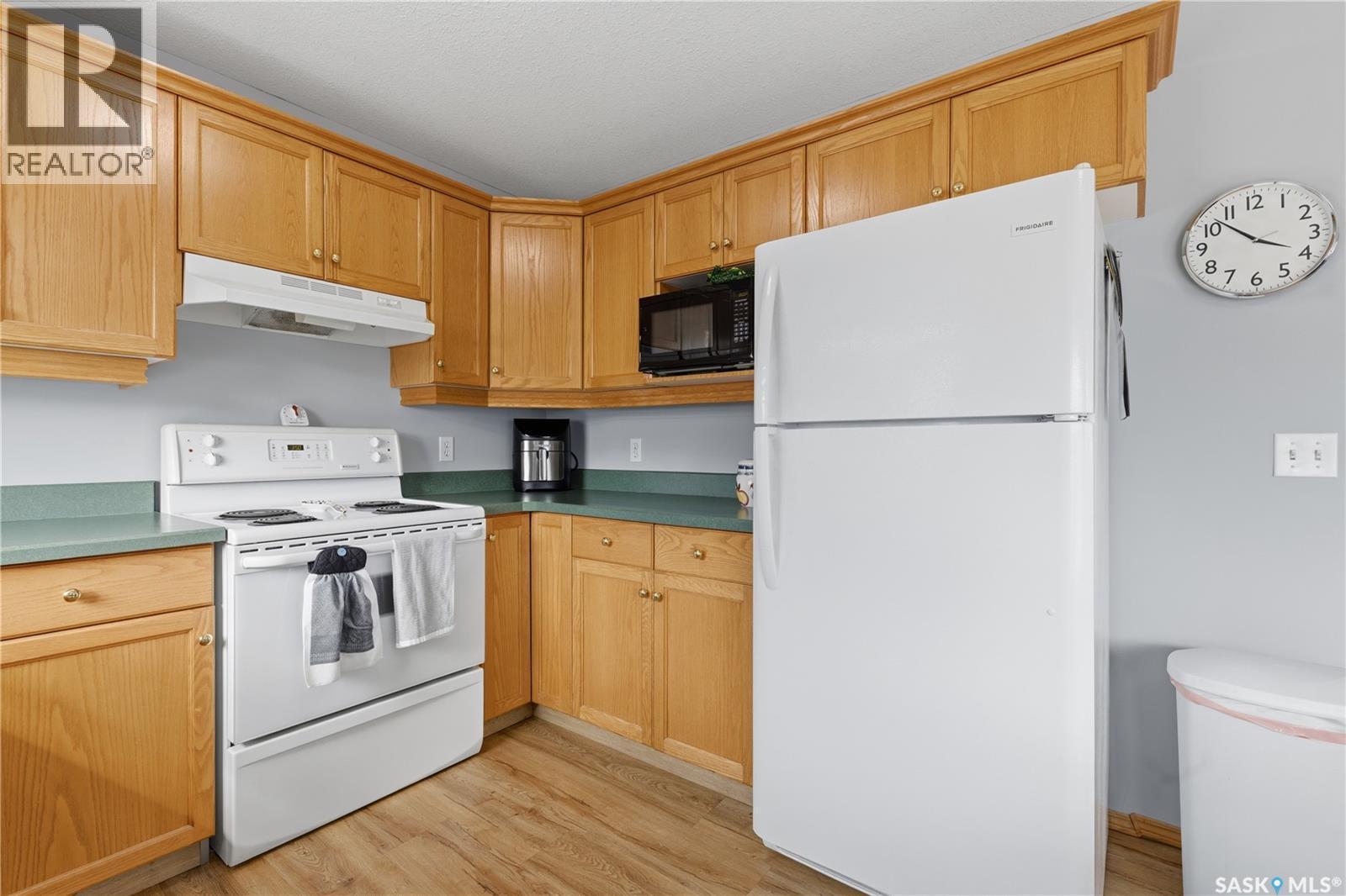 205 100 5Th Avenue, Regina Beach, SK - Indoor Photo Showing Kitchen