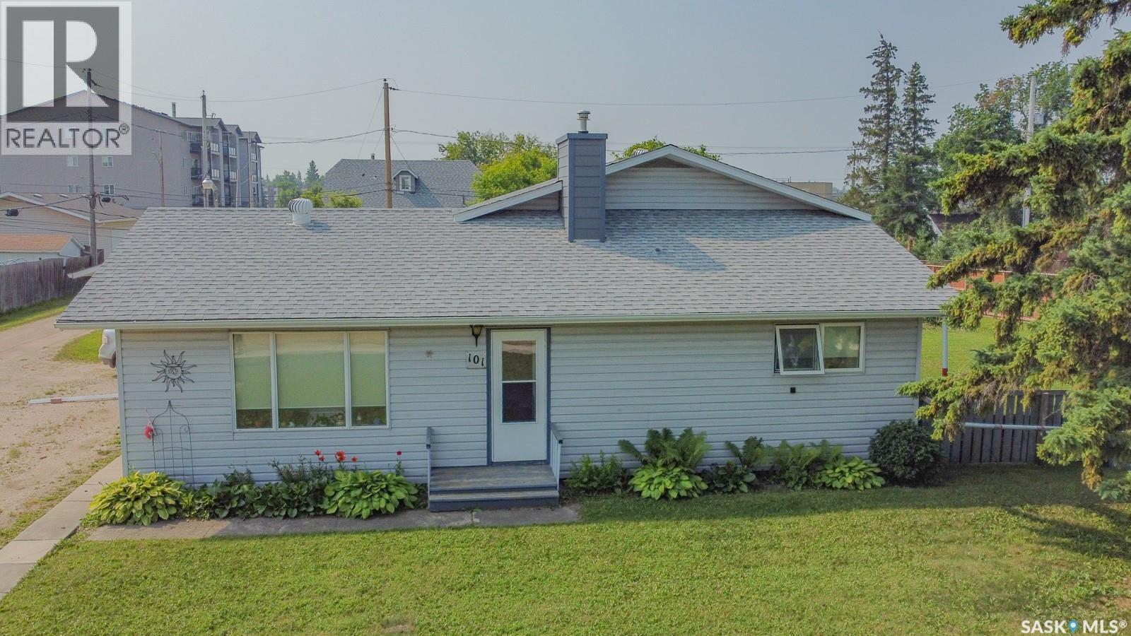 101 Cairns Avenue W, Melfort, SK - Outdoor