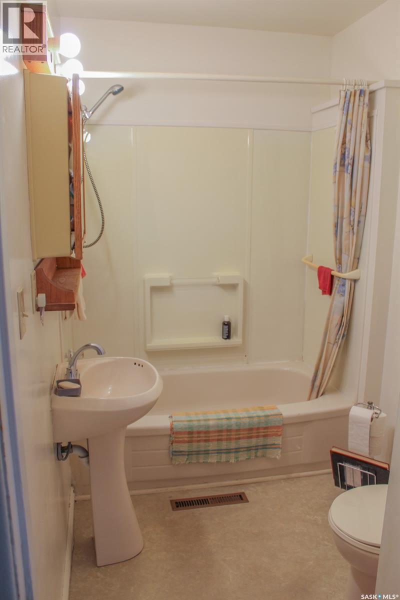 101 Cairns Avenue W, Melfort, SK - Indoor Photo Showing Bathroom