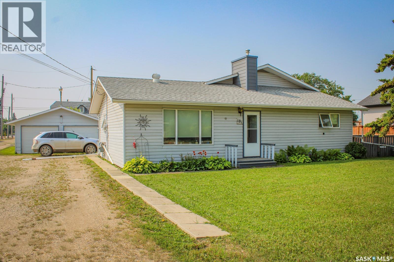 101 Cairns Avenue W, Melfort, SK - Outdoor