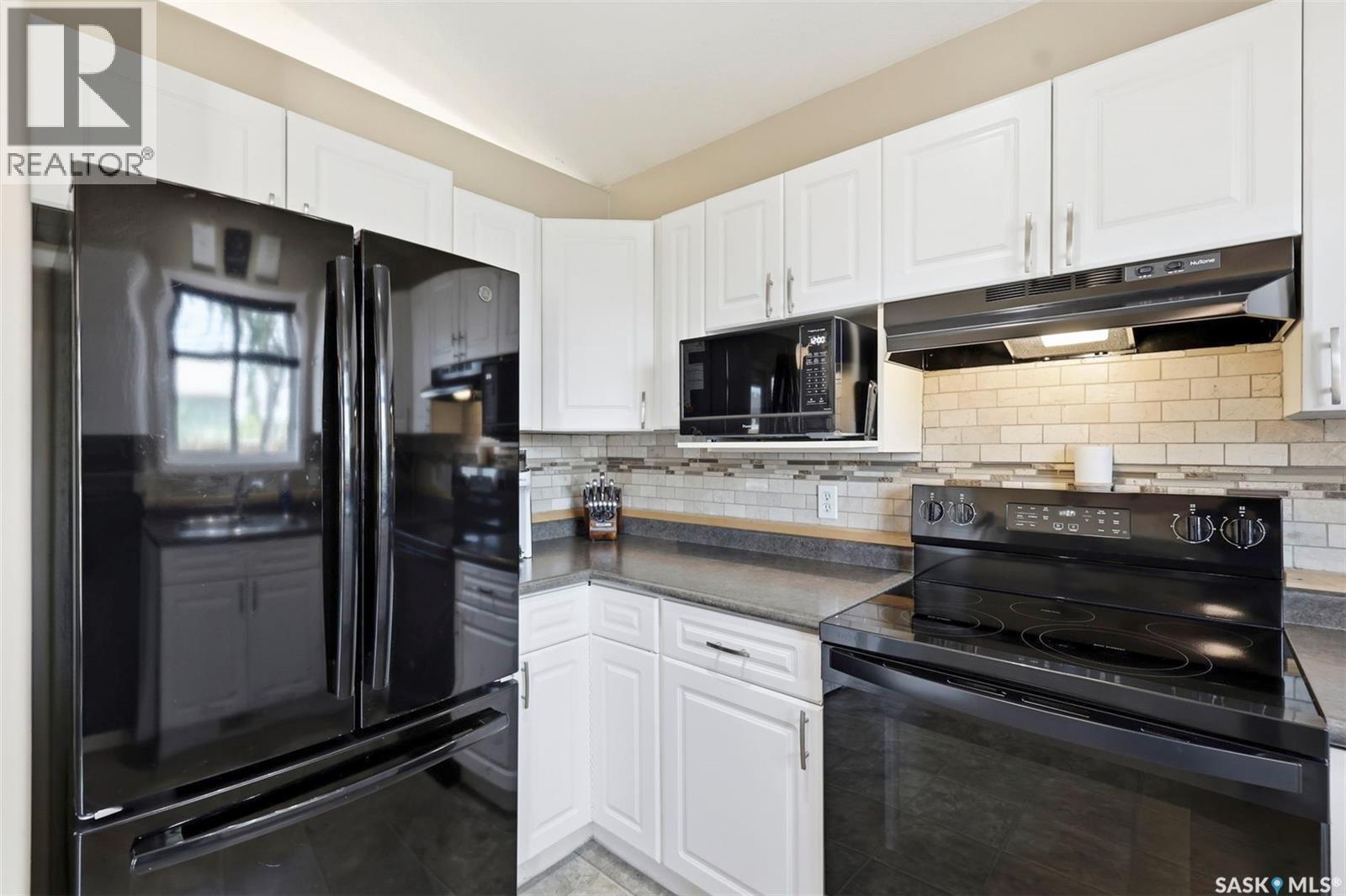 201 1St Avenue N, Warman, SK - Indoor Photo Showing Kitchen