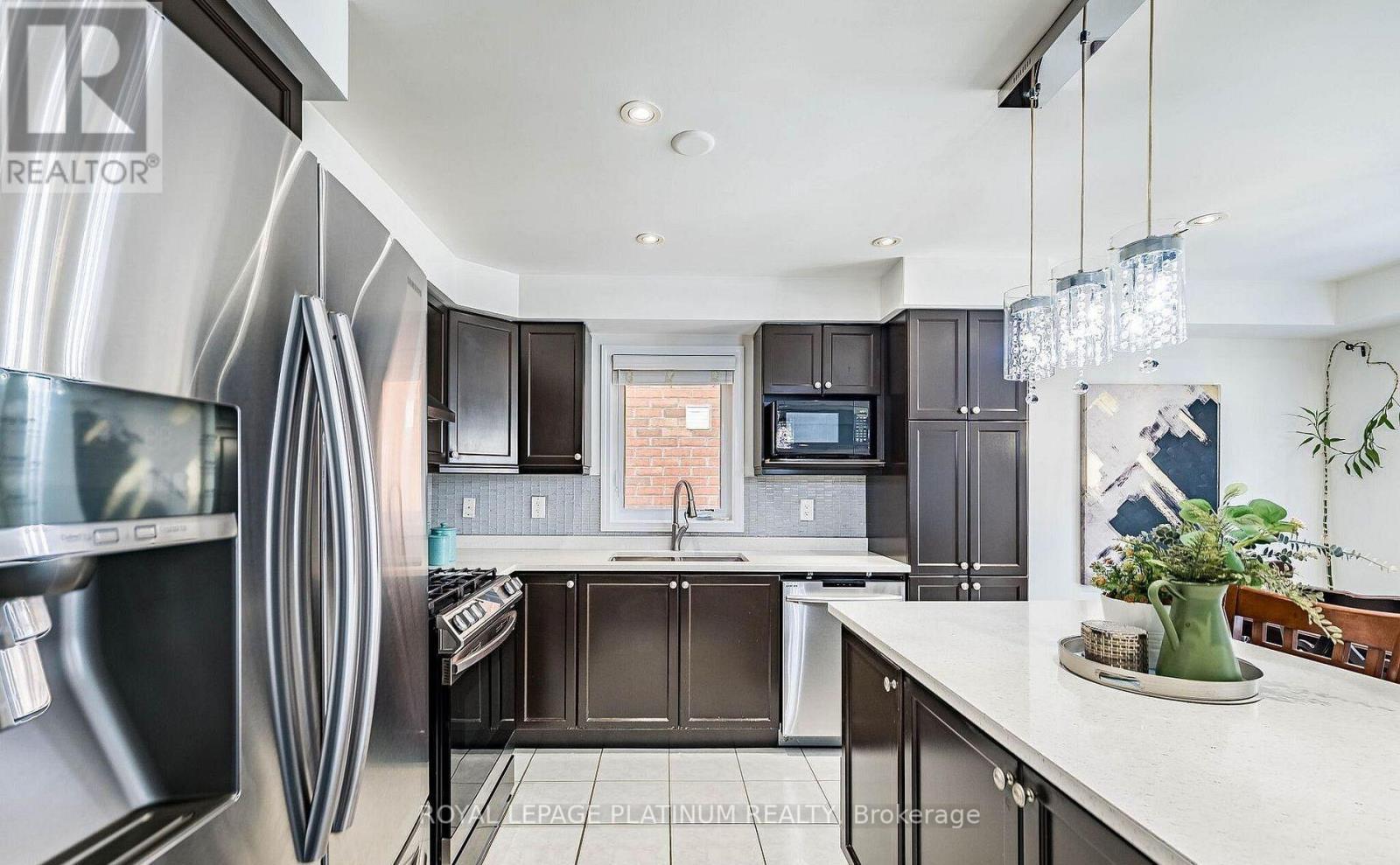 43 Arkwright Drive, Brampton, ON - Indoor Photo Showing Kitchen With Stainless Steel Kitchen With Upgraded Kitchen