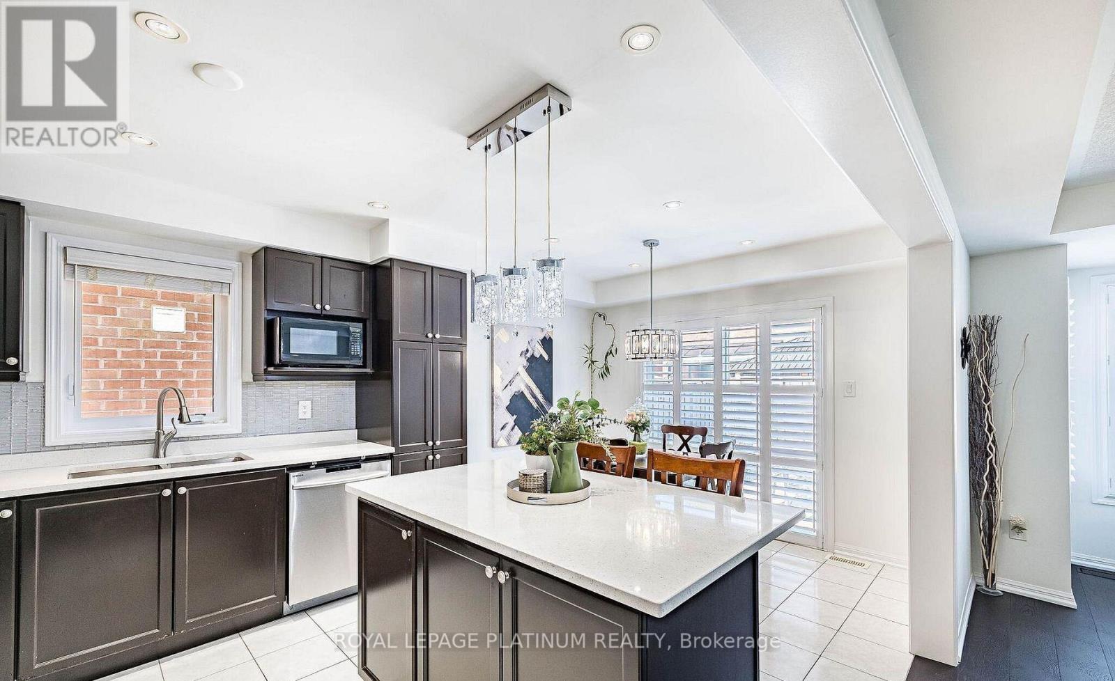 43 Arkwright Drive, Brampton, ON - Indoor Photo Showing Kitchen With Upgraded Kitchen