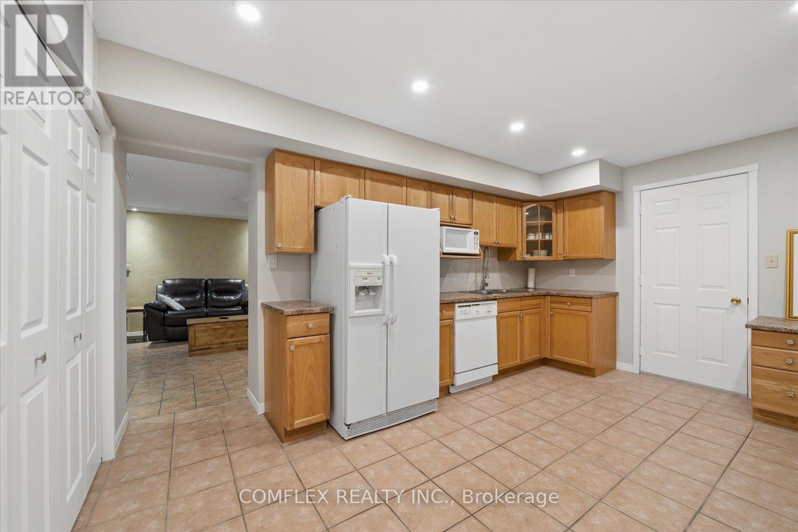 1150 Raglan Road E, Oshawa, ON - Indoor Photo Showing Kitchen
