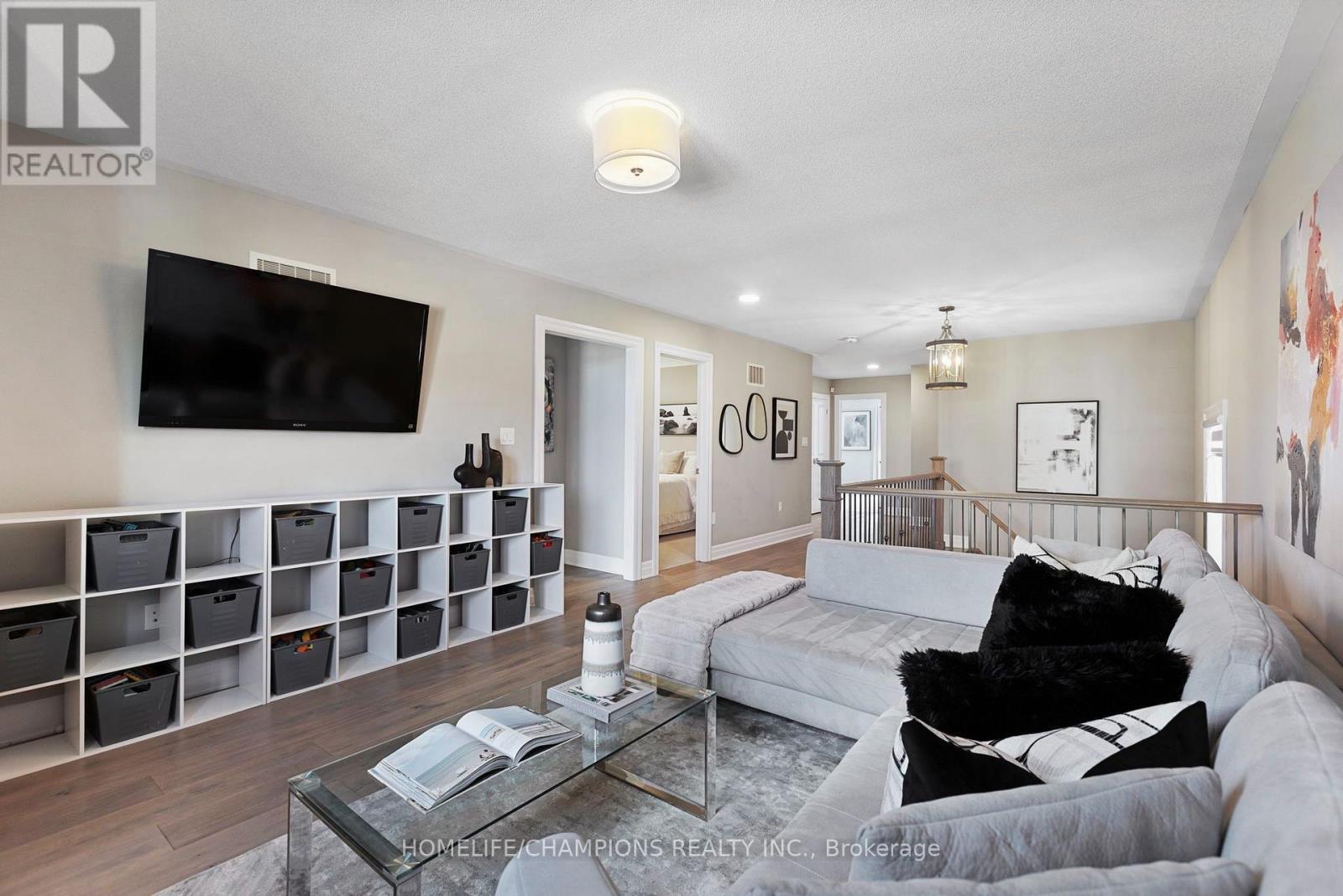 993 Dragonfly Avenue, Pickering, ON - Indoor Photo Showing Living Room