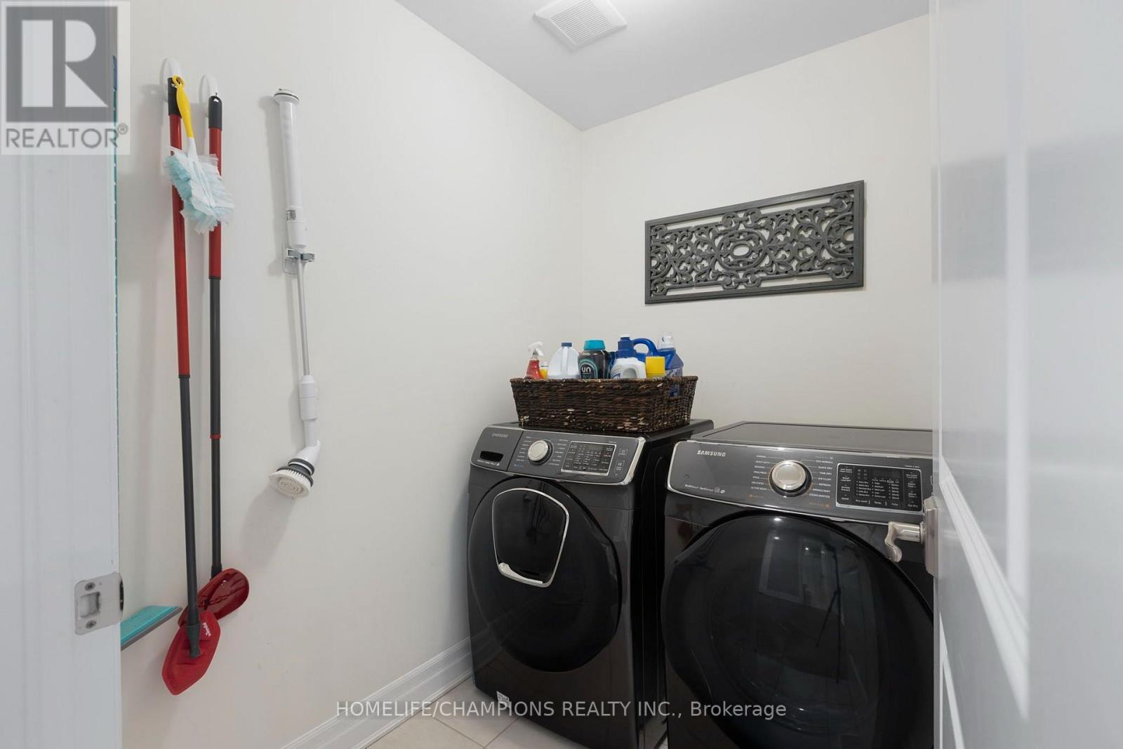 993 Dragonfly Avenue, Pickering, ON - Indoor Photo Showing Laundry Room