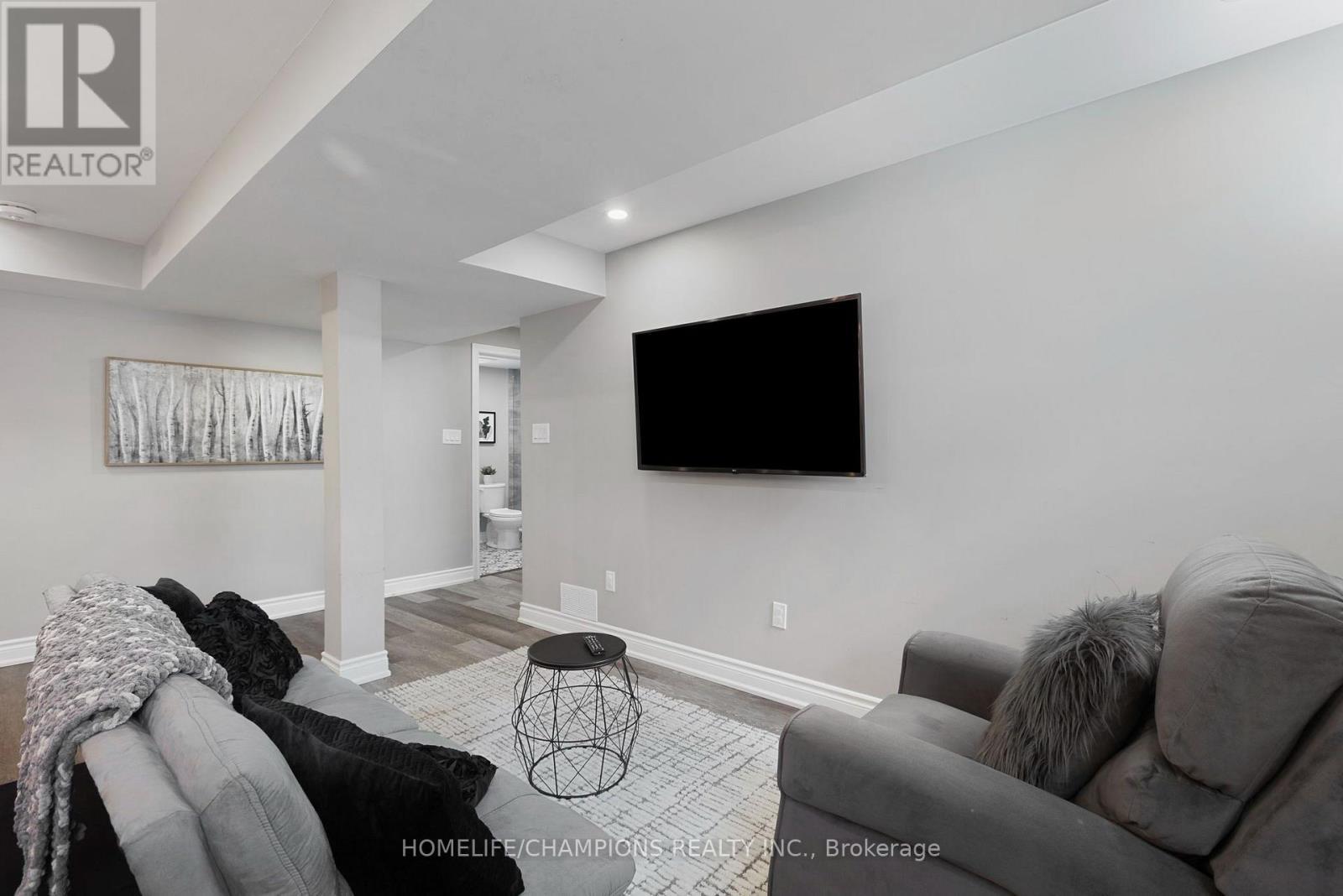 993 Dragonfly Avenue, Pickering, ON - Indoor Photo Showing Living Room