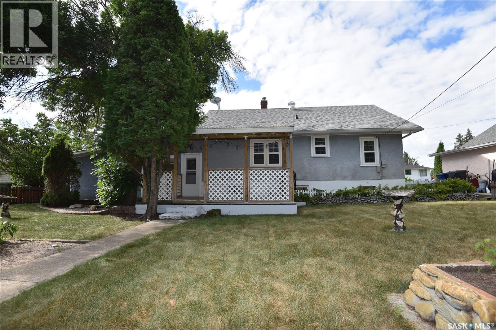 207 Pine Avenue, Nipawin, SK - Outdoor