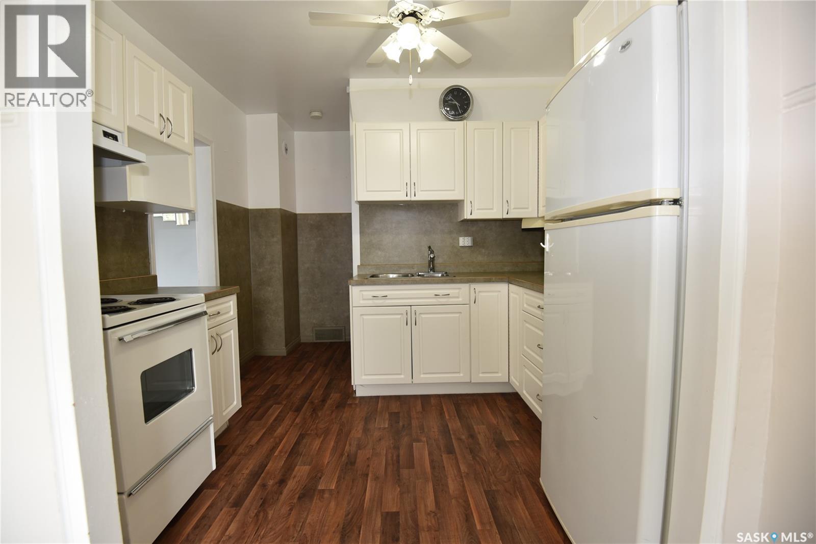 207 Pine Avenue, Nipawin, SK - Indoor Photo Showing Kitchen
