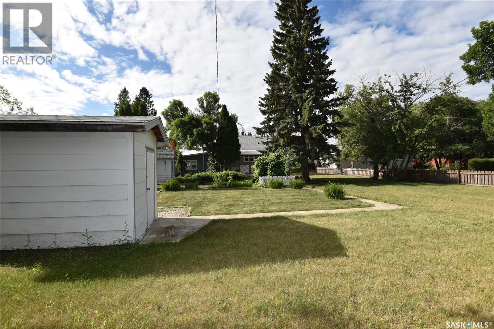 207 Pine Avenue, Nipawin, SK - Outdoor