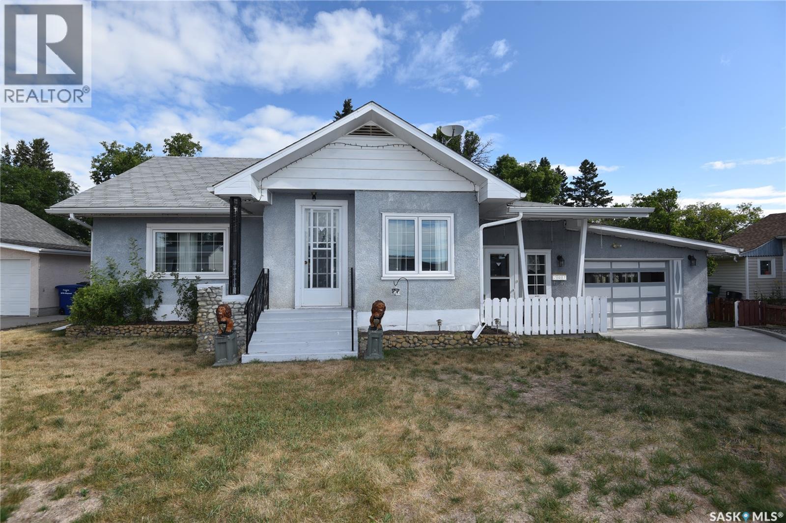 207 Pine Avenue, Nipawin, SK - Outdoor With Facade