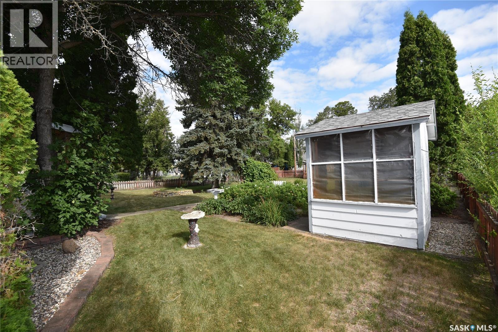 207 Pine Avenue, Nipawin, SK - Outdoor