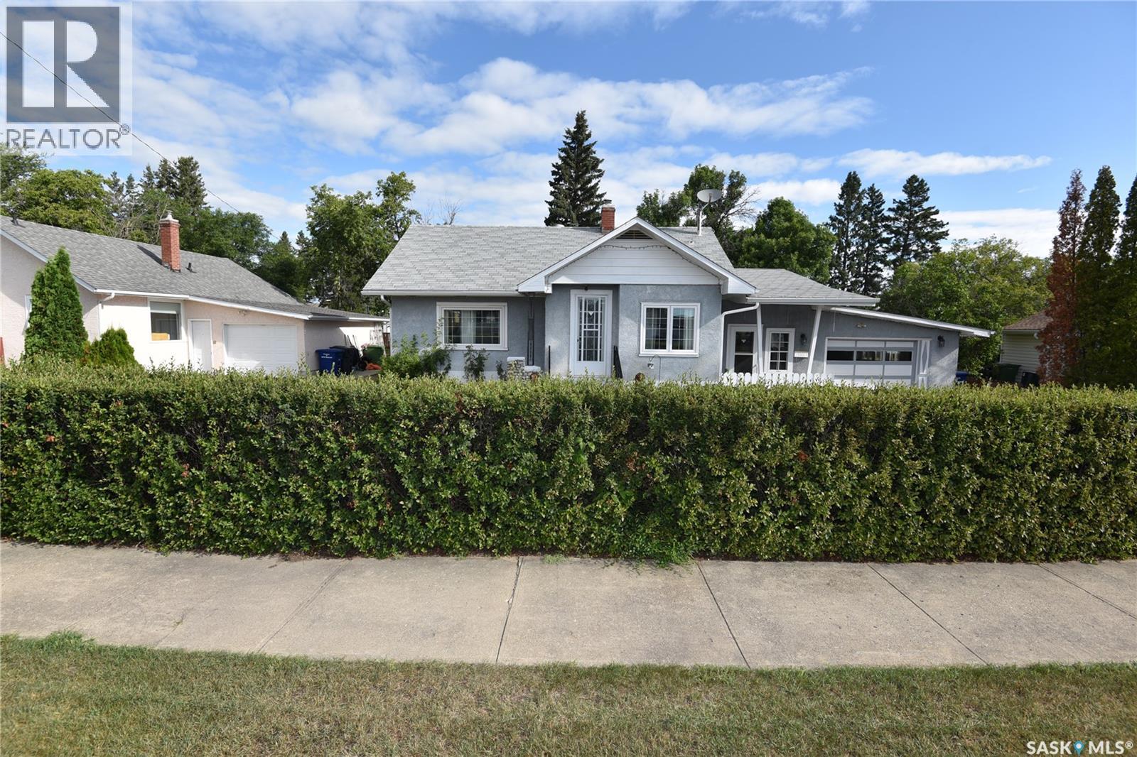 207 Pine Avenue, Nipawin, SK - Outdoor