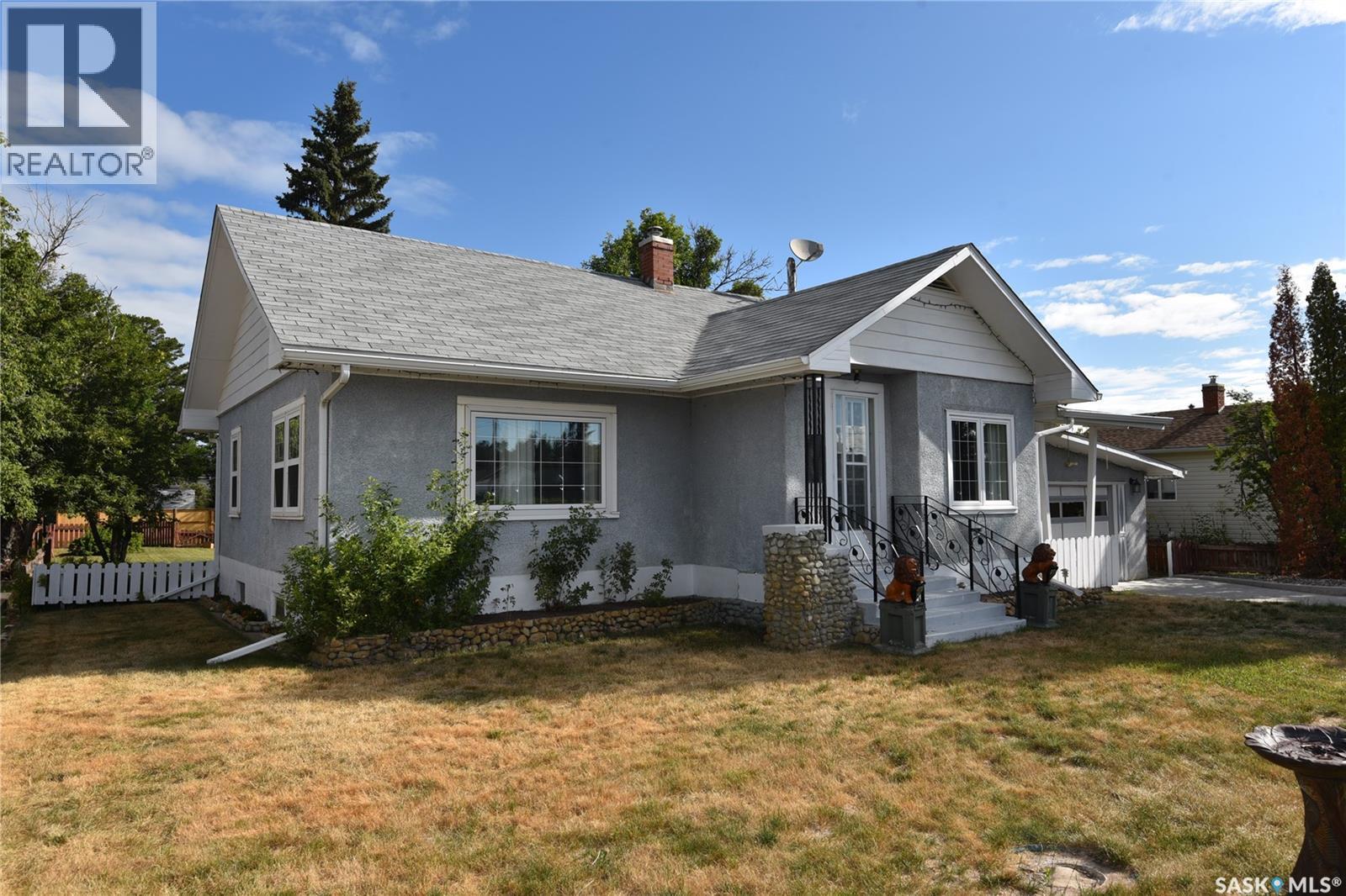 207 Pine Avenue, Nipawin, SK - Outdoor