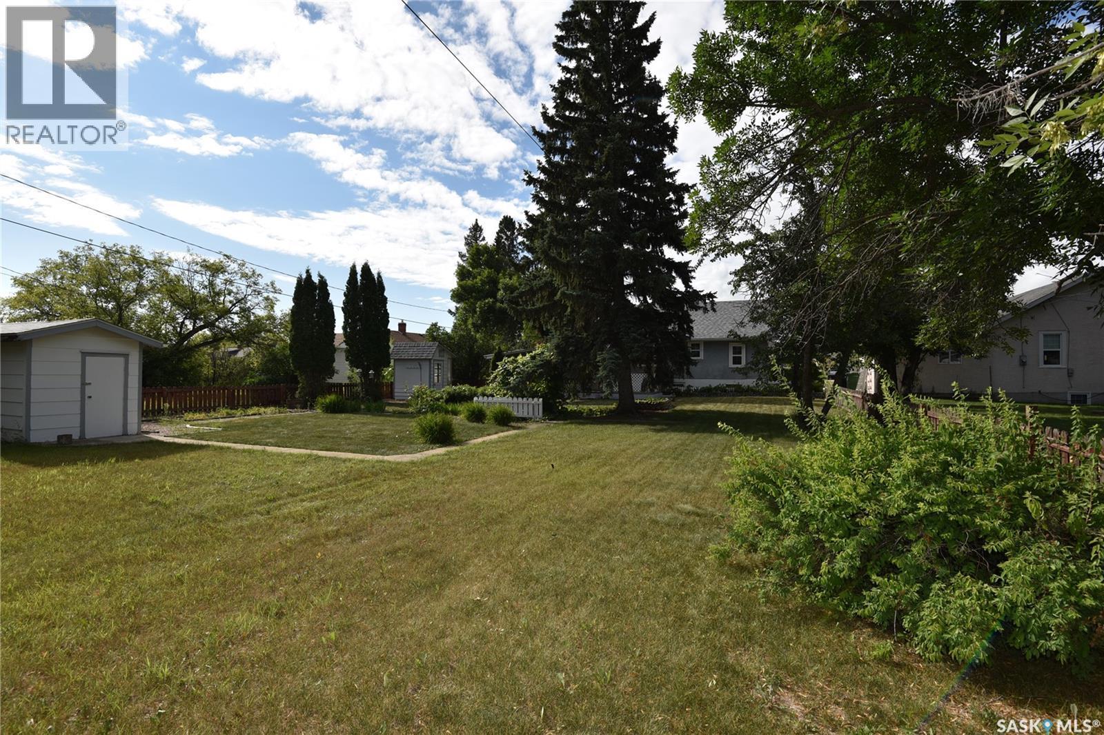 207 Pine Avenue, Nipawin, SK - Outdoor