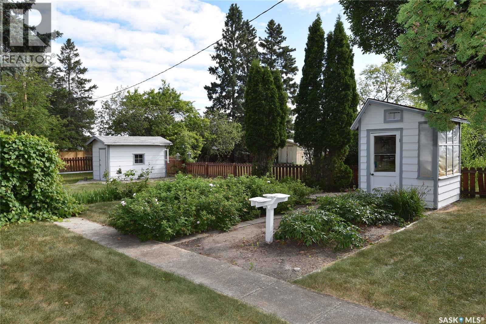 207 Pine Avenue, Nipawin, SK - Outdoor