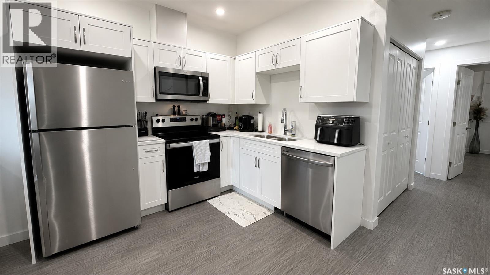 1220 D Avenue N, Saskatoon, SK - Indoor Photo Showing Kitchen With Double Sink