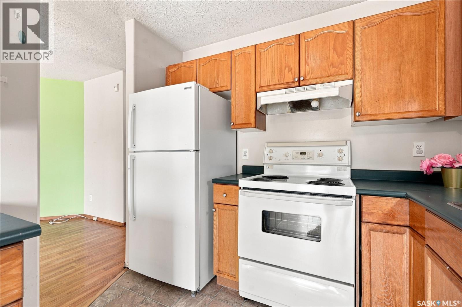 2 110 Keevil Crescent, Saskatoon, SK - Indoor Photo Showing Kitchen