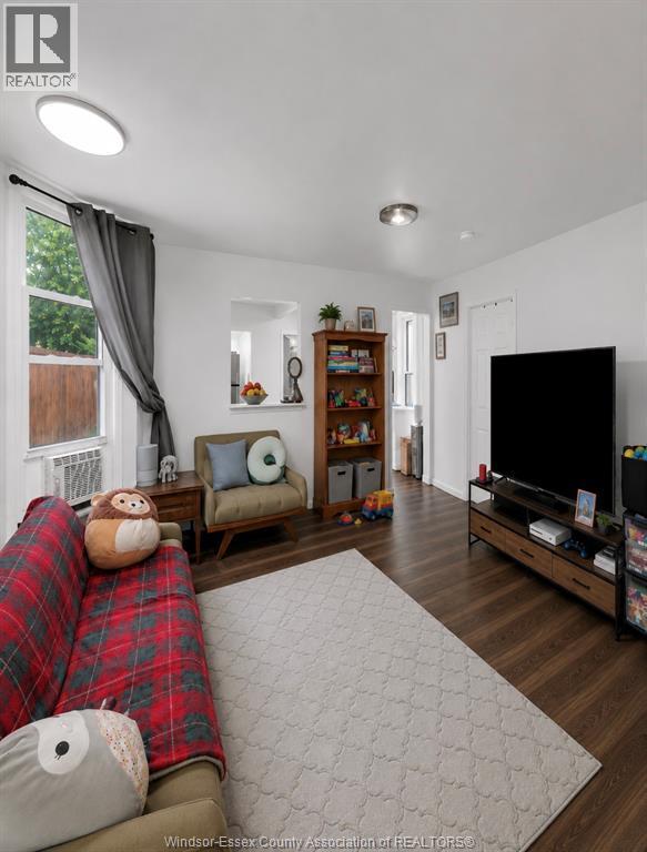 253 Curry Avenue, Windsor, ON - Indoor Photo Showing Living Room