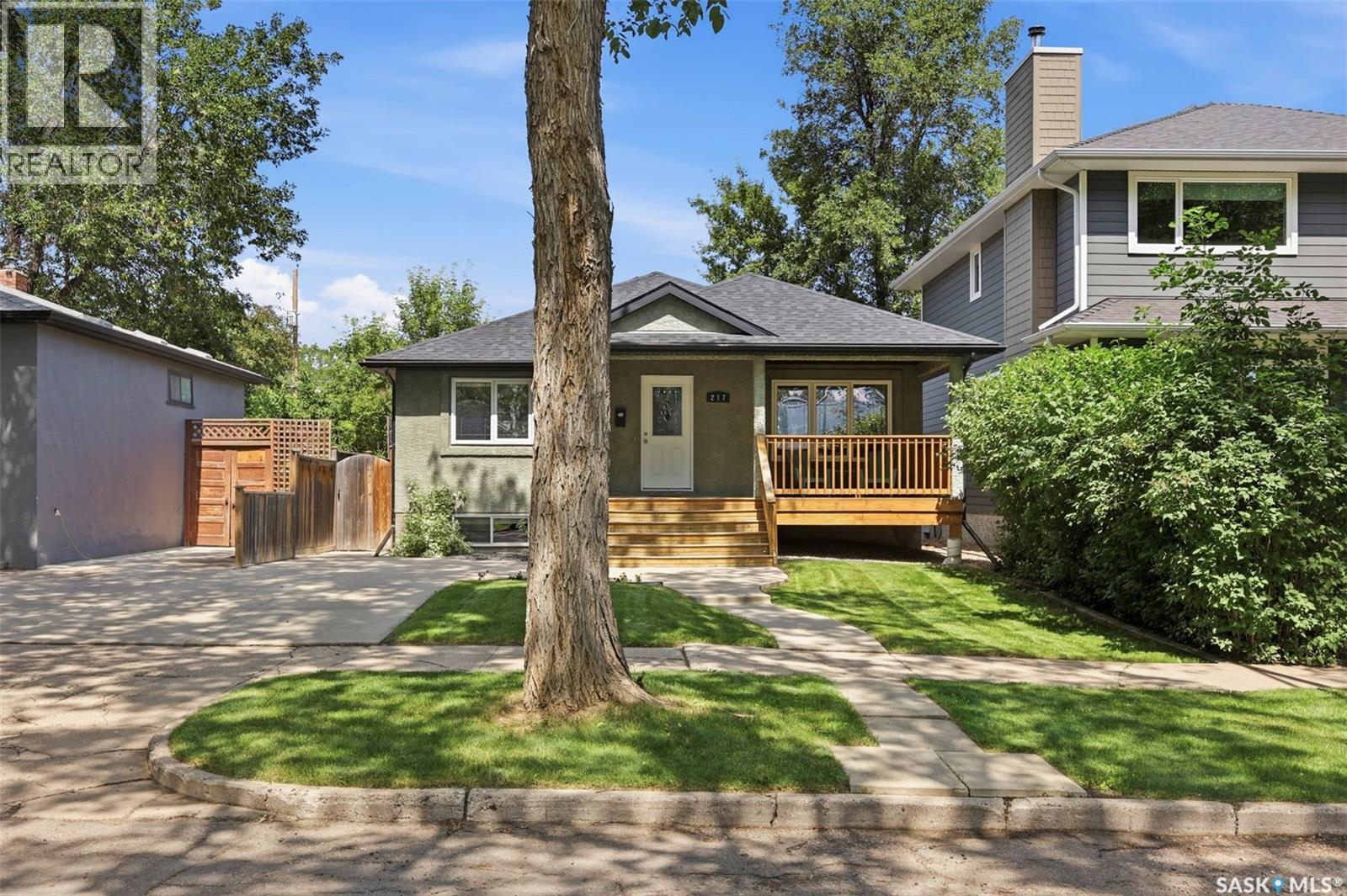 217 Isabella Street E, Saskatoon, SK - Outdoor With Deck Patio Veranda