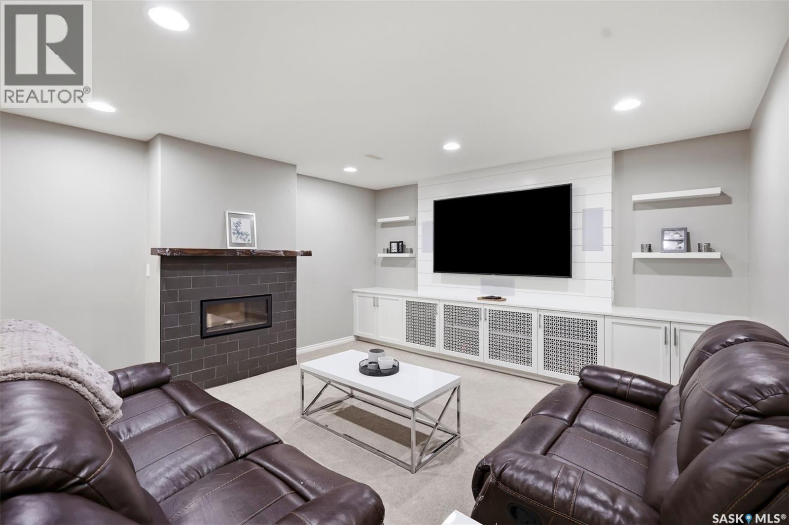217 Isabella Street E, Saskatoon, SK - Indoor With Fireplace