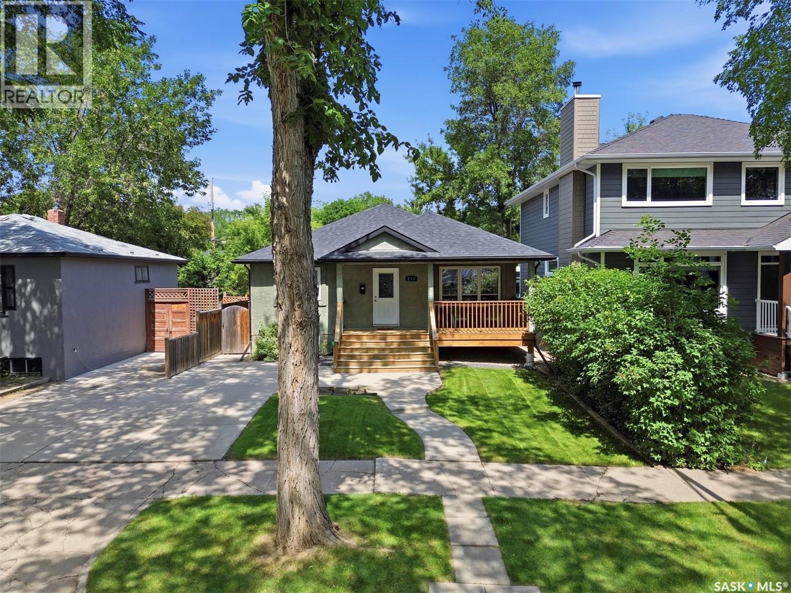 217 Isabella Street E, Saskatoon, SK - Outdoor With Deck Patio Veranda