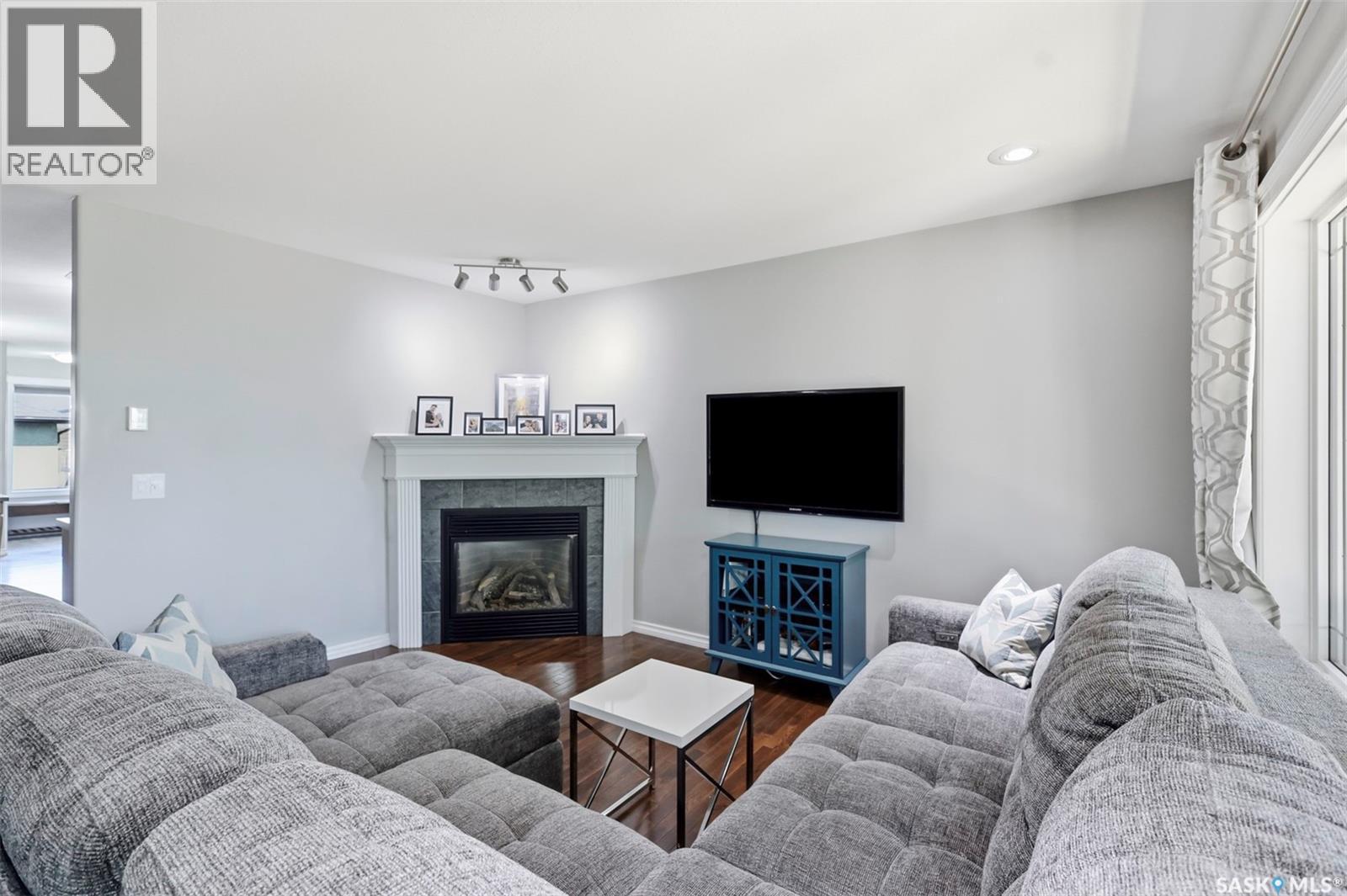 217 Isabella Street E, Saskatoon, SK - Indoor Photo Showing Living Room With Fireplace