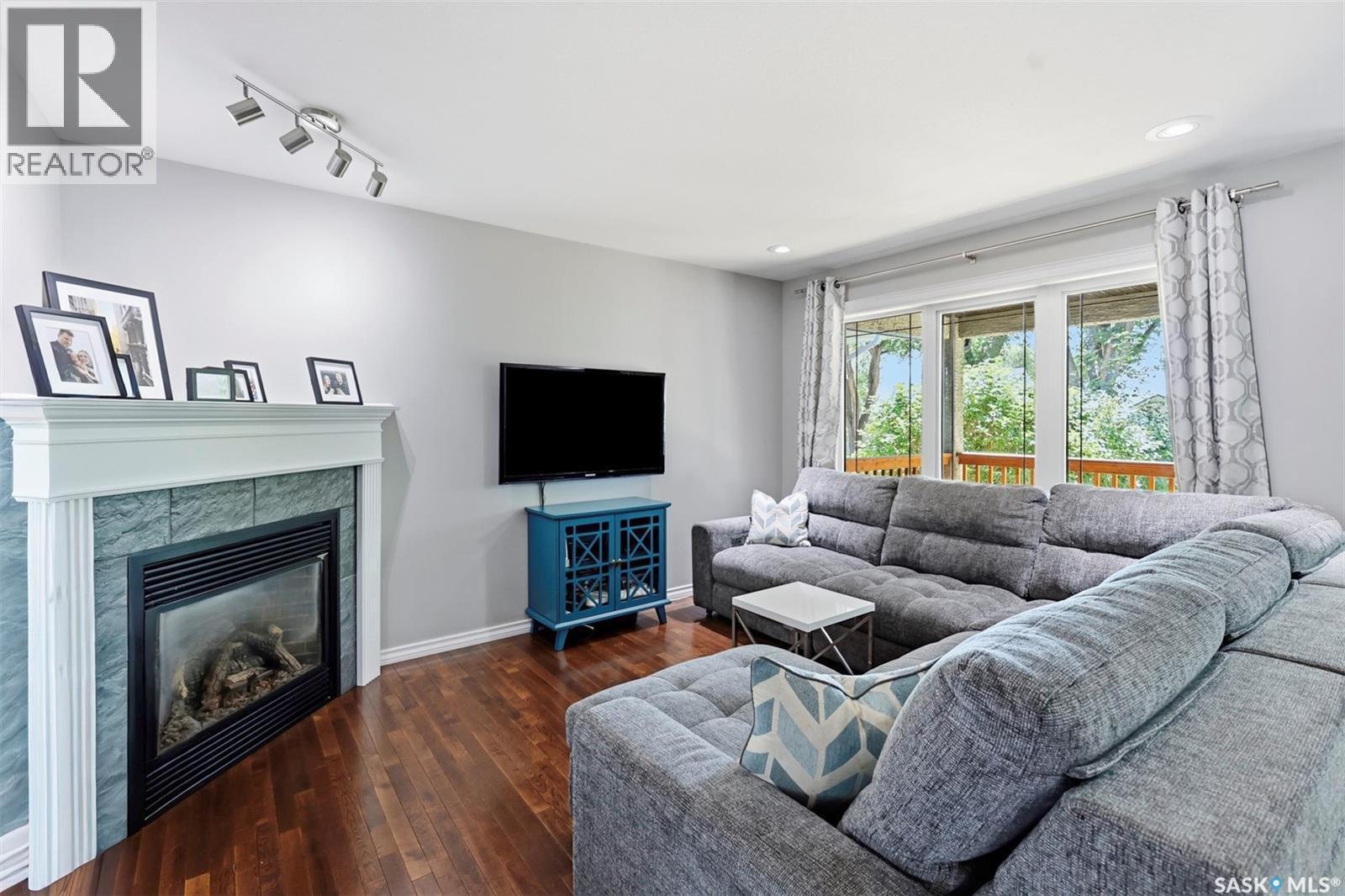 217 Isabella Street E, Saskatoon, SK - Indoor Photo Showing Living Room With Fireplace