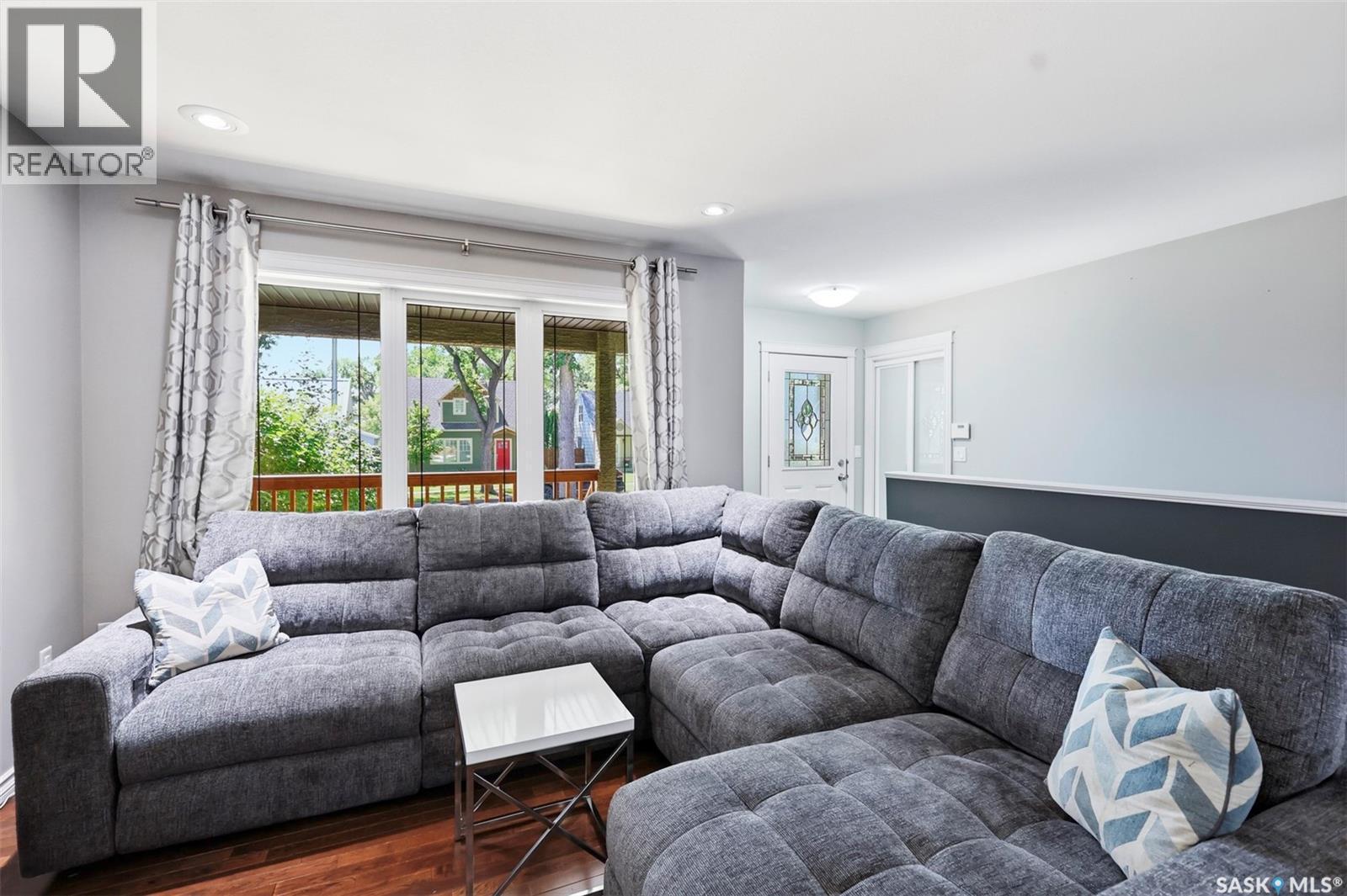 217 Isabella Street E, Saskatoon, SK - Indoor Photo Showing Living Room