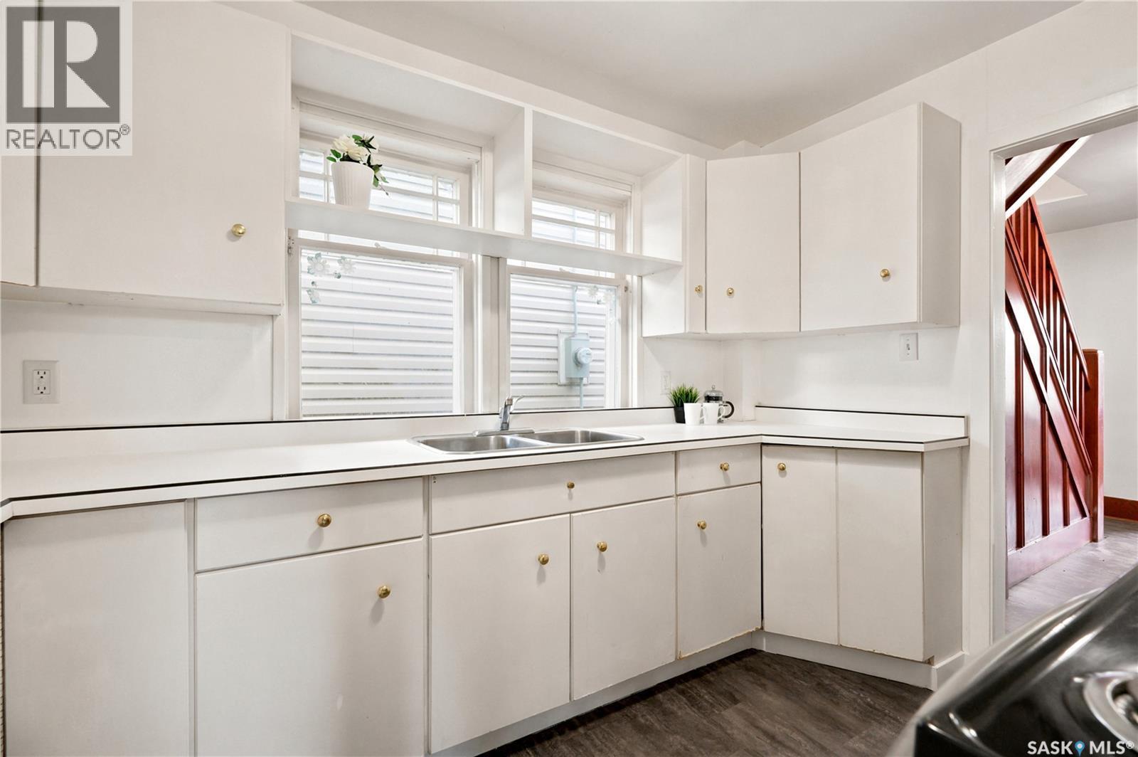 1117 Kilburn Avenue, Saskatoon, SK - Indoor Photo Showing Kitchen With Double Sink