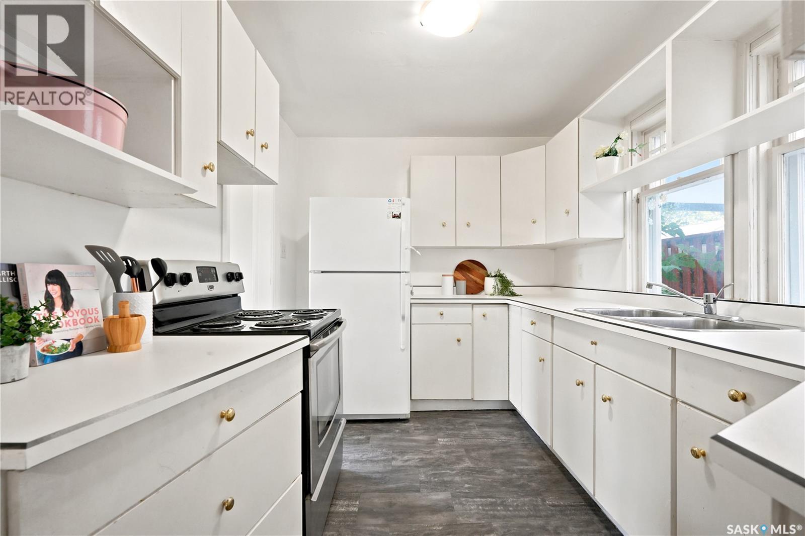 1117 Kilburn Avenue, Saskatoon, SK - Indoor Photo Showing Kitchen With Double Sink