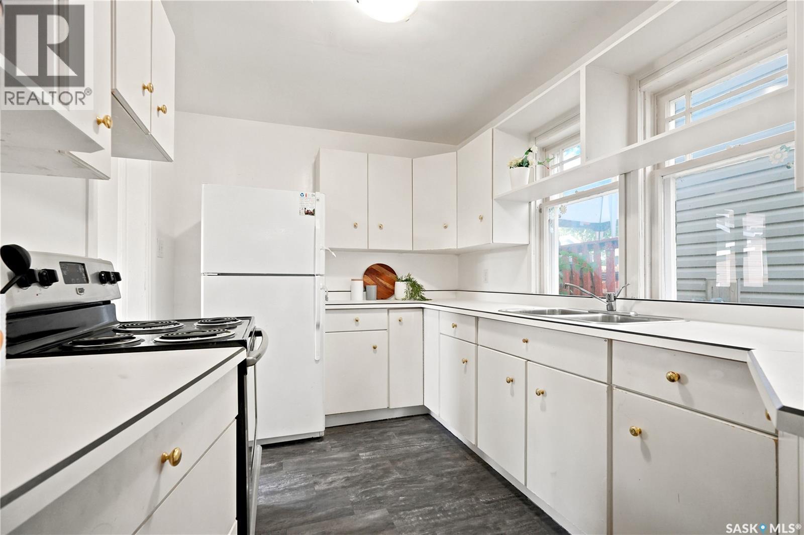 1117 Kilburn Avenue, Saskatoon, SK - Indoor Photo Showing Kitchen With Double Sink