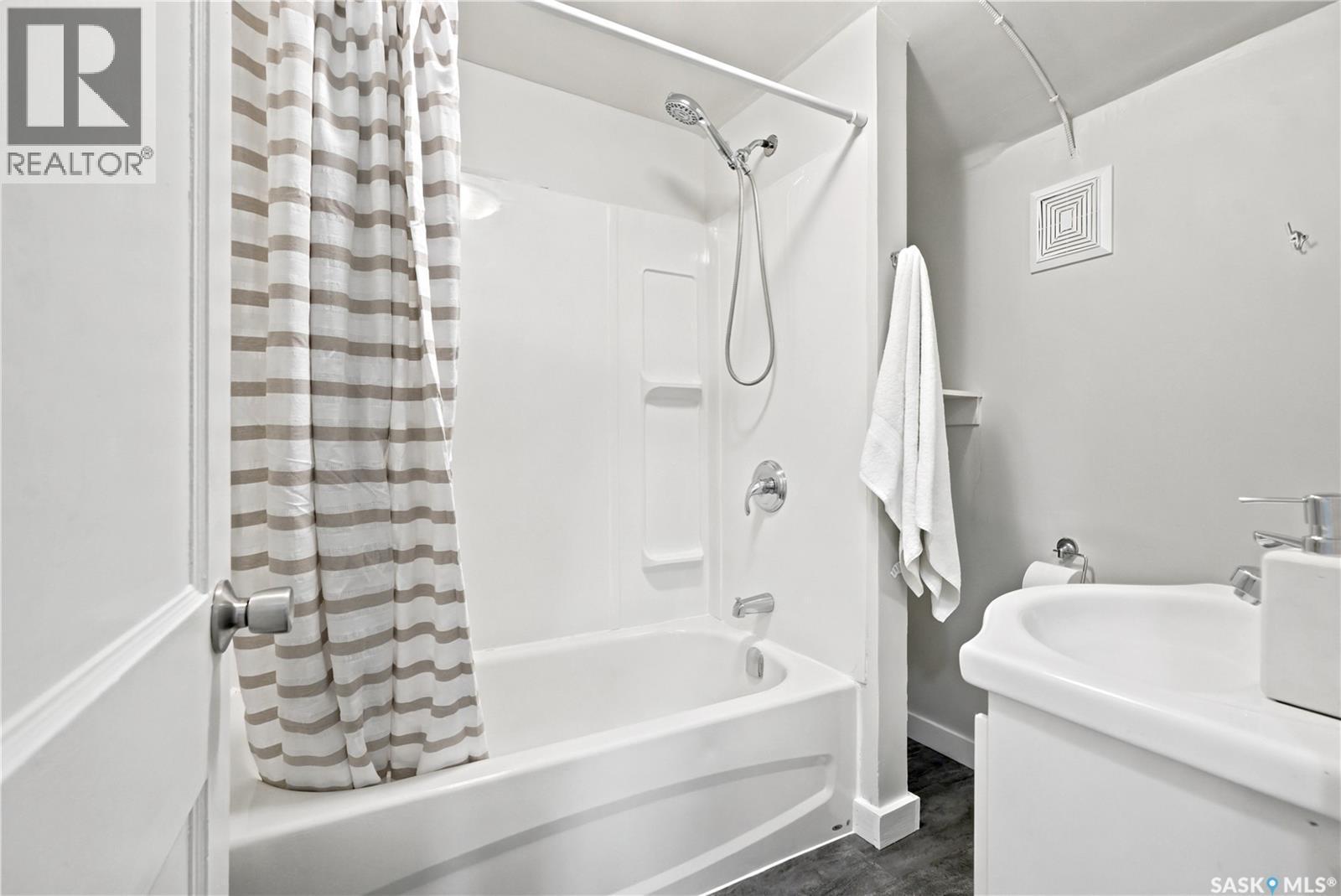 1117 Kilburn Avenue, Saskatoon, SK - Indoor Photo Showing Bathroom